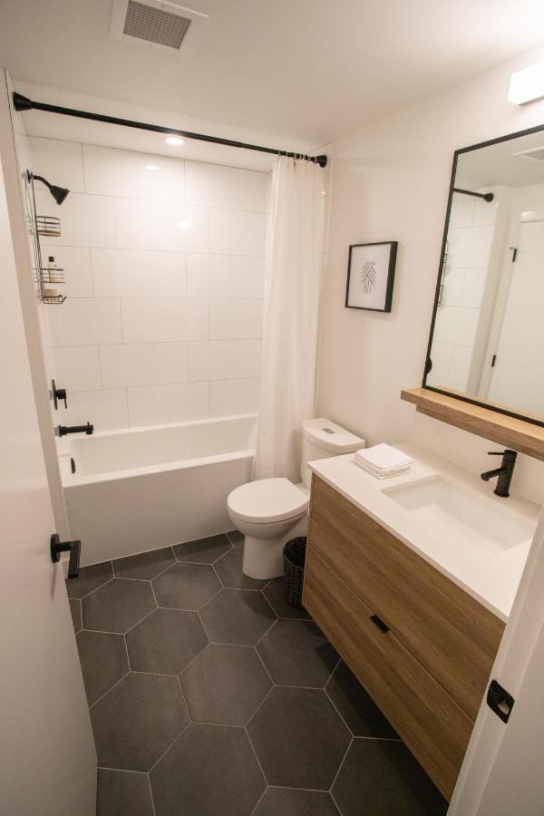 Awesome View 21 Two Bedroom One Bath Downtown Lake View Near Beach Kelowna Esterno foto
