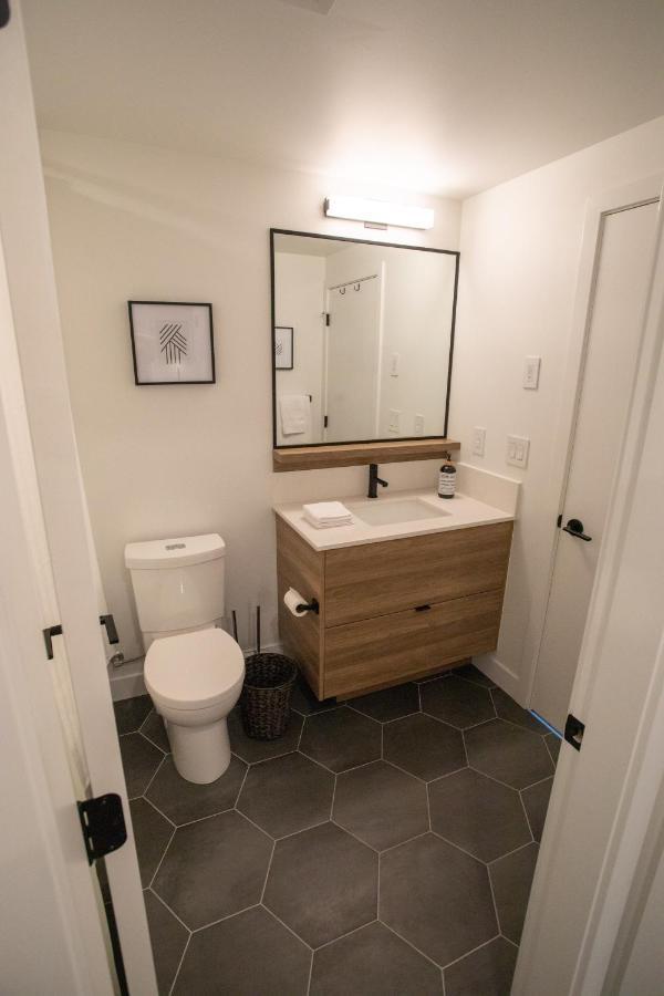 Awesome View 21 Two Bedroom One Bath Downtown Lake View Near Beach Kelowna Esterno foto