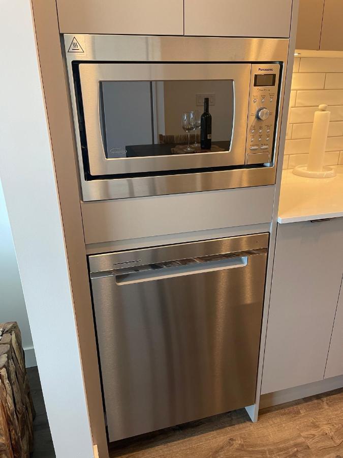 Awesome View 21 Two Bedroom One Bath Downtown Lake View Near Beach Kelowna Esterno foto